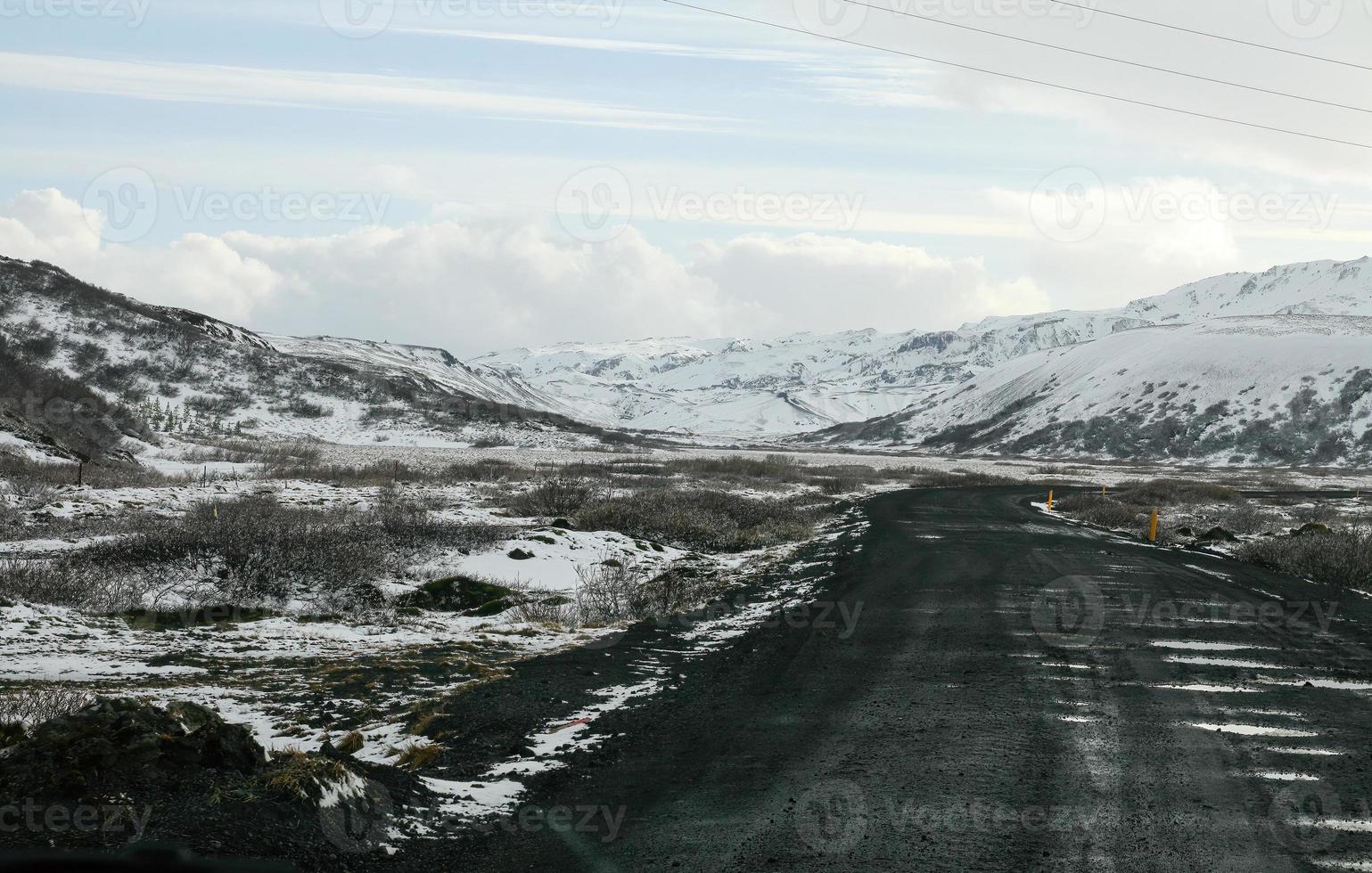 kronkelend sneeuw weg in IJsland landschap foto