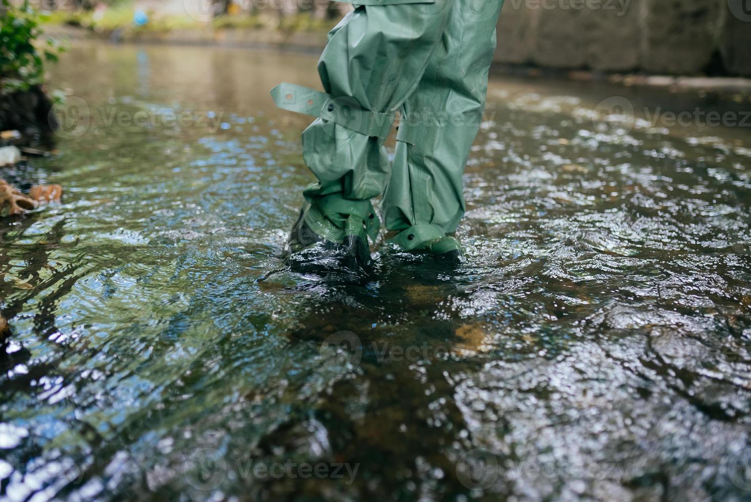 dichtbij omhoog visie van waterbestendig broek laarzen foto