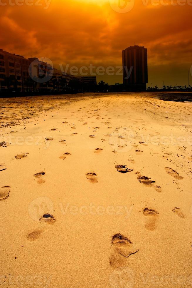 voetafdrukken in een Lanzarote strand. kanarie eilanden, Spanje. foto