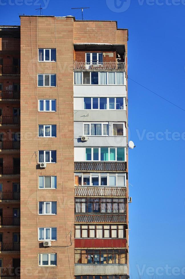 Russisch oud meerdere verdiepingen gebouw foto