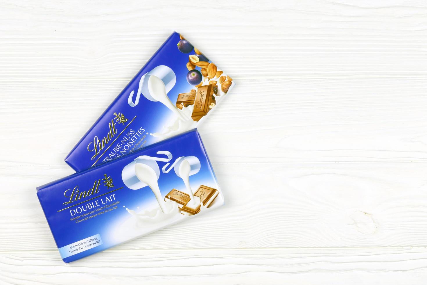 Charkov, Oekraïne - december 18, 2022 lindt chocola Aan wit achtergrond. lindt en spruengli ag is een Zwitsers chocolatier en banketbakkerij bedrijf bekend voor hun chocola bars foto
