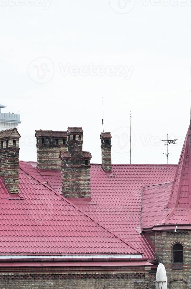 fragment van een metaal dak van de hersteld oud meerdere verdiepingen gebouw in leven, Oekraïne foto