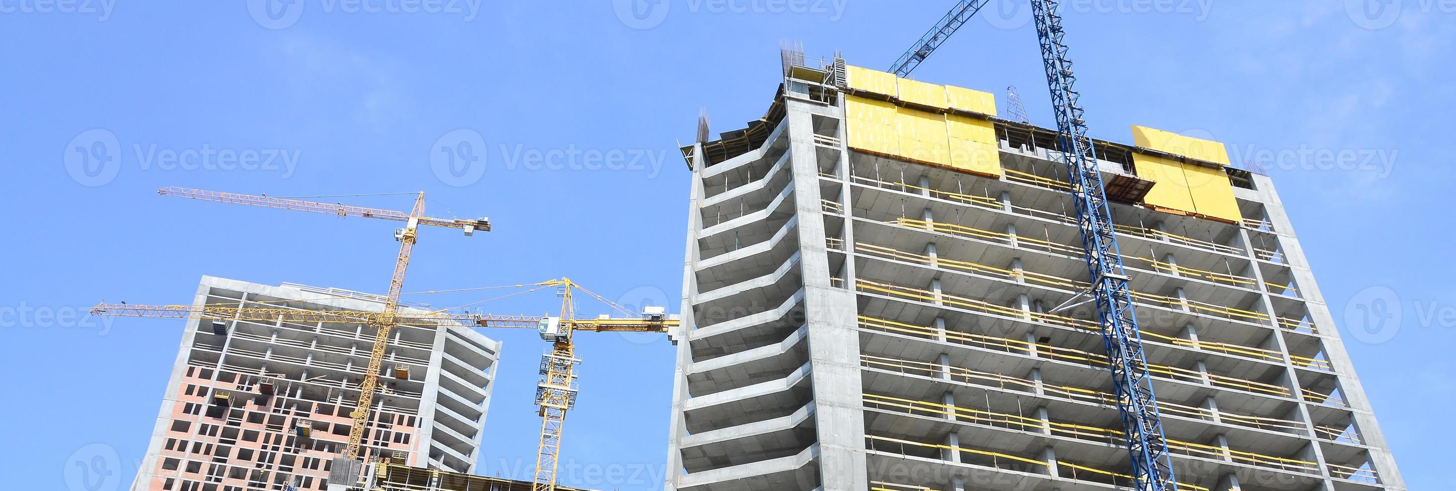 bouw plaats. hoog stijgen multi verdieping gebouwen onder bouw foto