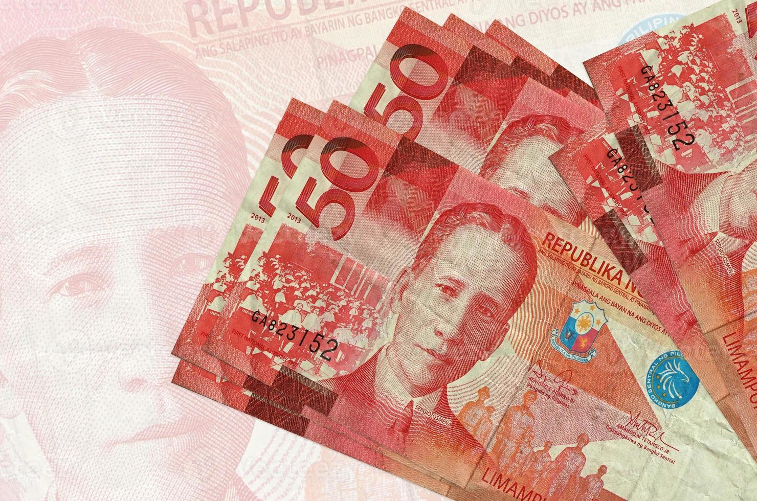 50 Filipijns piso rekeningen leugens in stack Aan achtergrond van groot semi-transparant bankbiljet. abstract presentatie van nationaal valuta foto