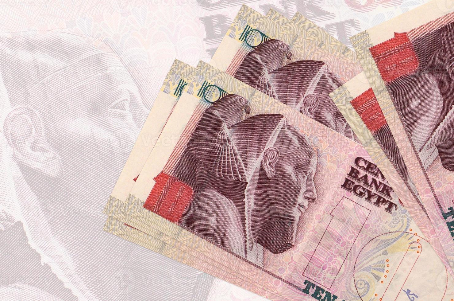 10 Egyptische pond rekeningen leugens in stack Aan achtergrond van groot semi-transparant bankbiljet. abstract presentatie van nationaal valuta foto