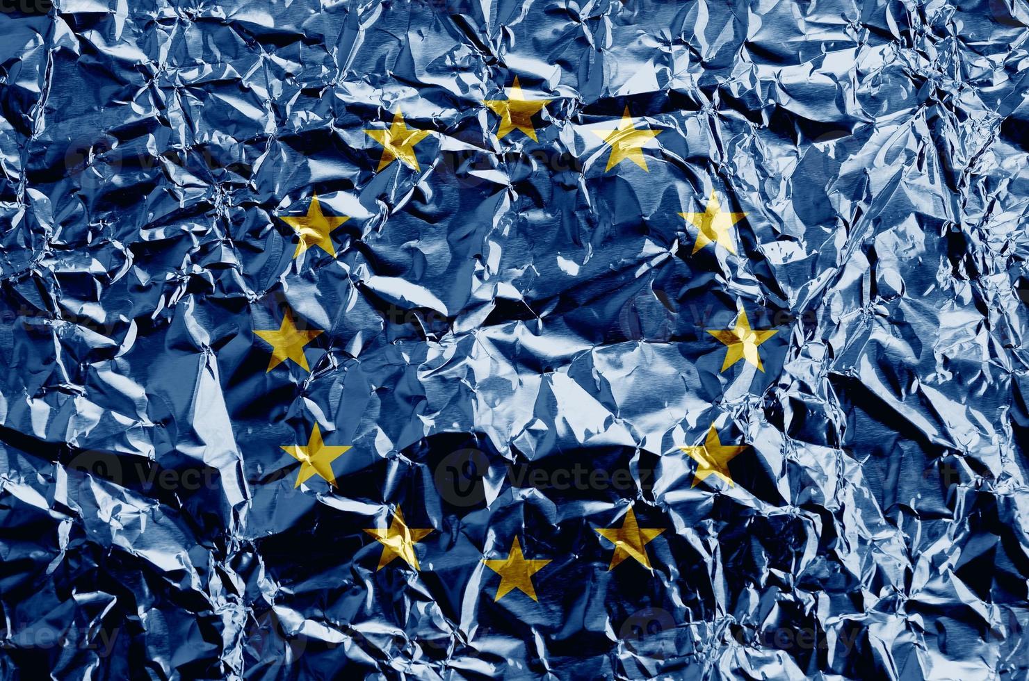 Europese unie vlag afgebeeld in verf kleuren Aan glimmend verfrommeld aluminium folie detailopname. getextureerde banier Aan ruw achtergrond foto