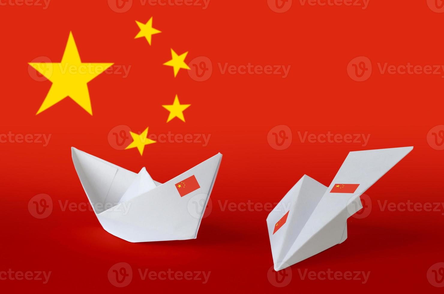 China vlag afgebeeld Aan papier origami vliegtuig en boot. handgemaakt kunsten concept foto