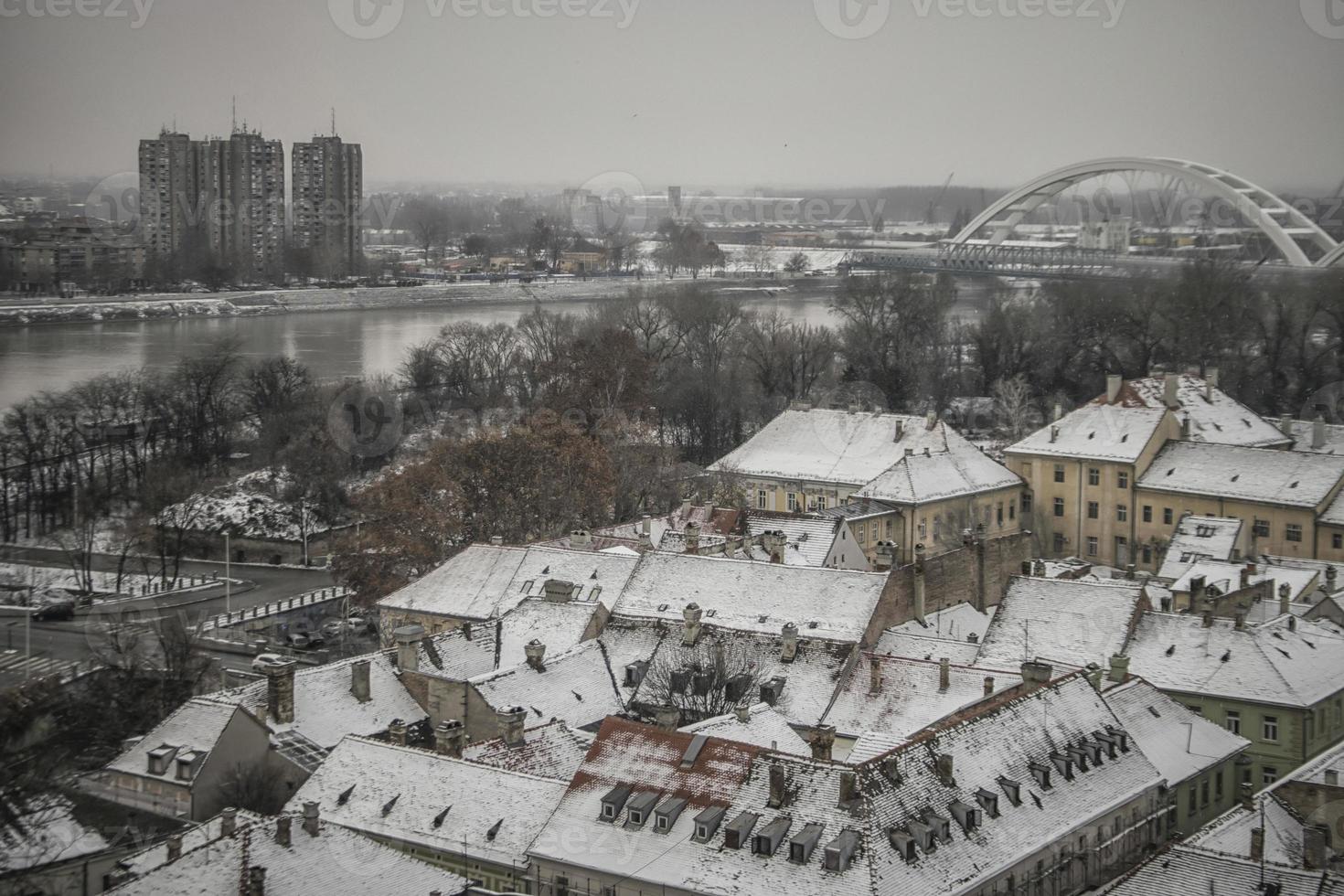 visie van nieuw verdrietig van petrovaradin vesting in winter foto