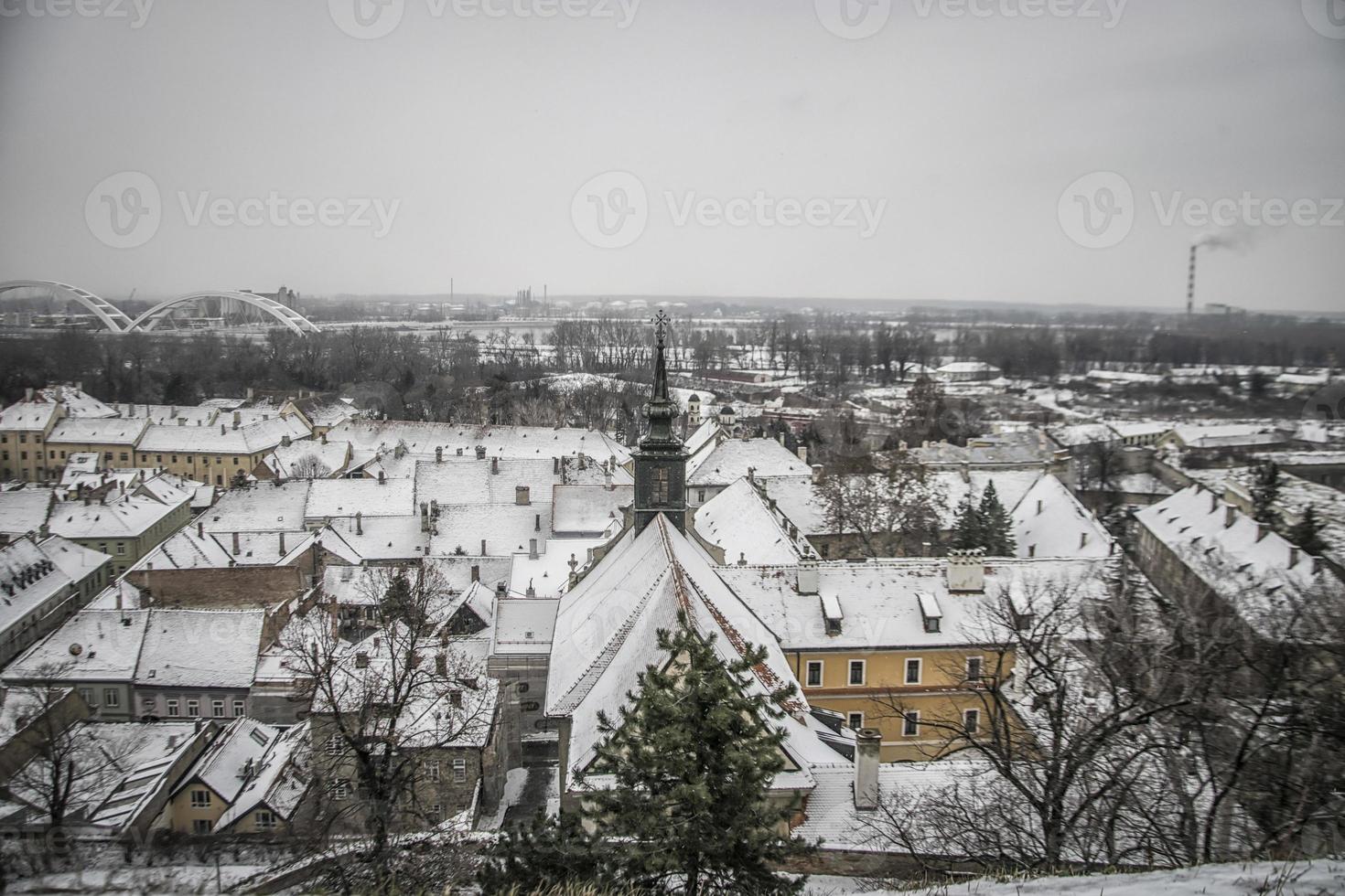 een panoramisch visie van petrovaradin daken gedekt met sneeuw foto