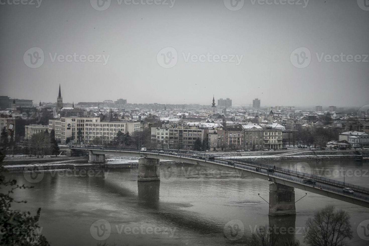 visie van nieuw verdrietig van petrovaradin vesting in winter foto