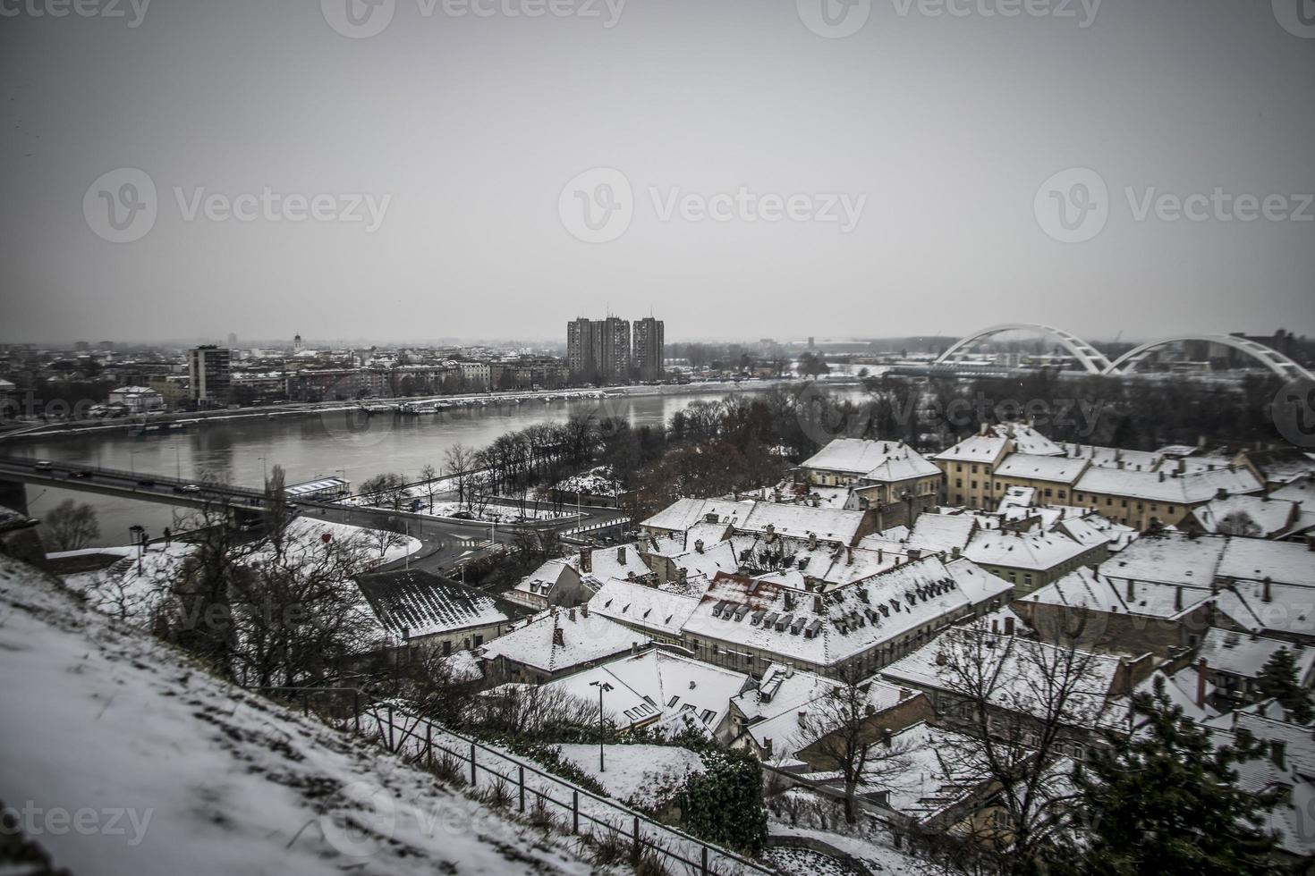 een panoramisch visie van petrovaradin daken gedekt met sneeuw foto