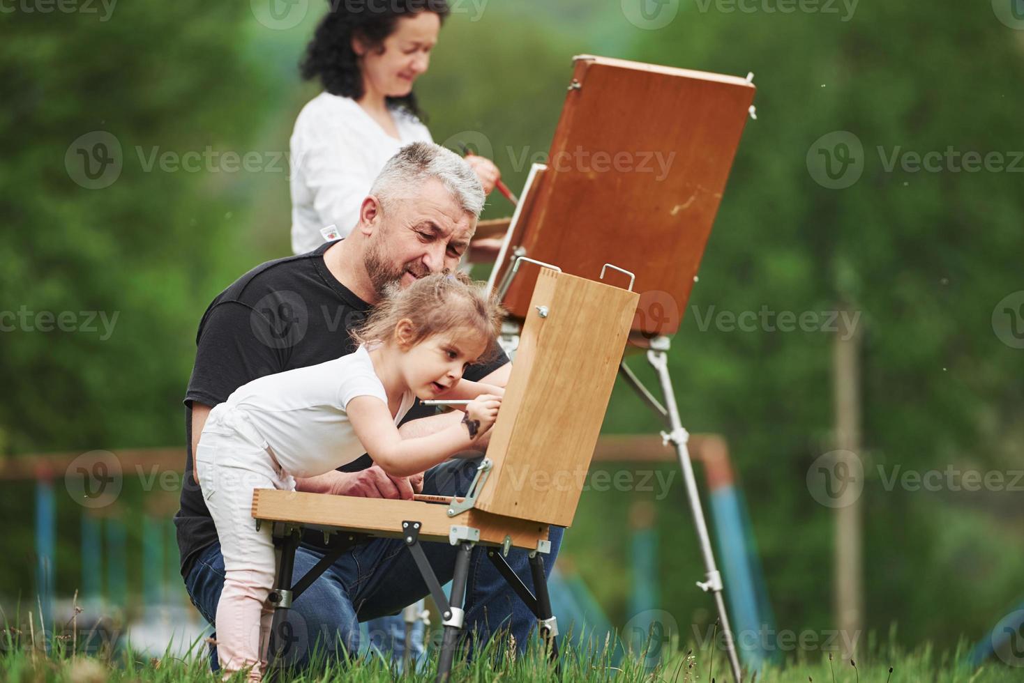 doe ik dat goed. oma en opa hebben plezier buitenshuis met kleindochter. schilderij conceptie foto