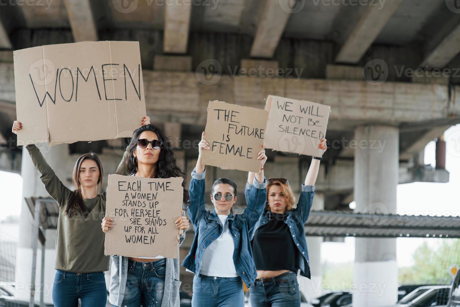 onder de brug staan. groep feministische vrouwen protesteert buiten voor hun rechten foto