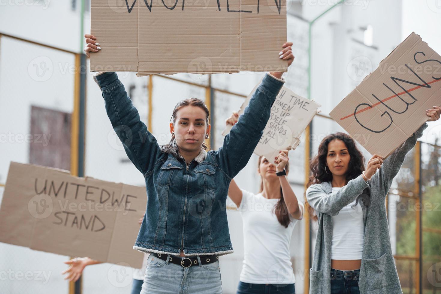 vecht voor je rechten. groep feministische vrouwen protesteert buiten foto