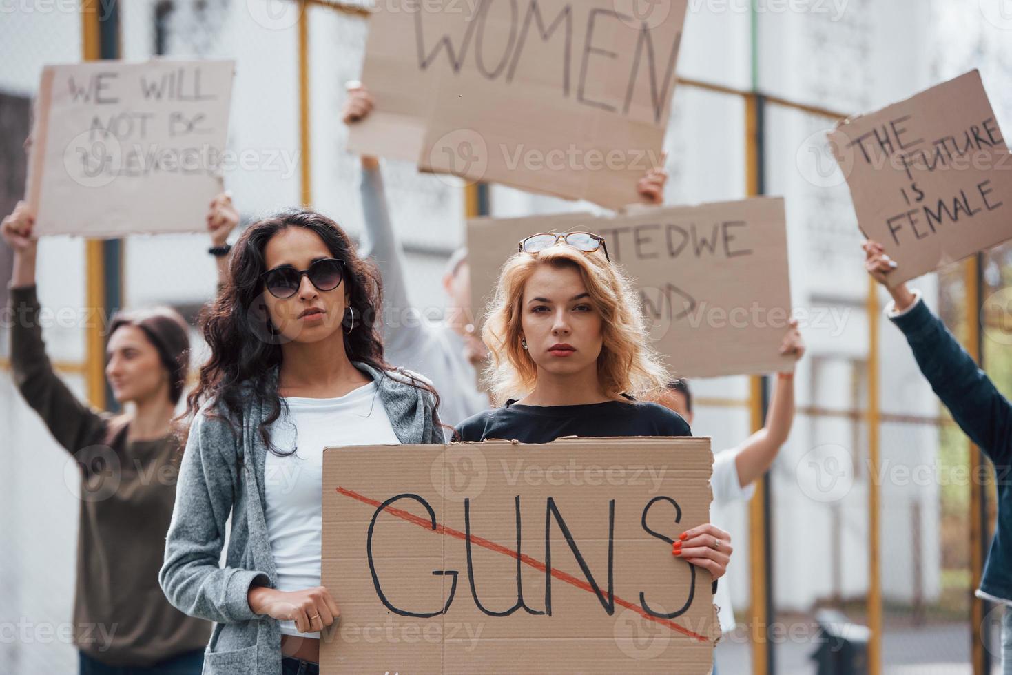 zes mensen. groep feministische vrouwen protesteert buiten voor hun rechten foto