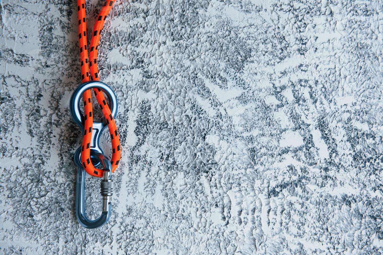 knoop met metalen karabijnhaak. zilverkleurig toestel voor de actieve sport foto