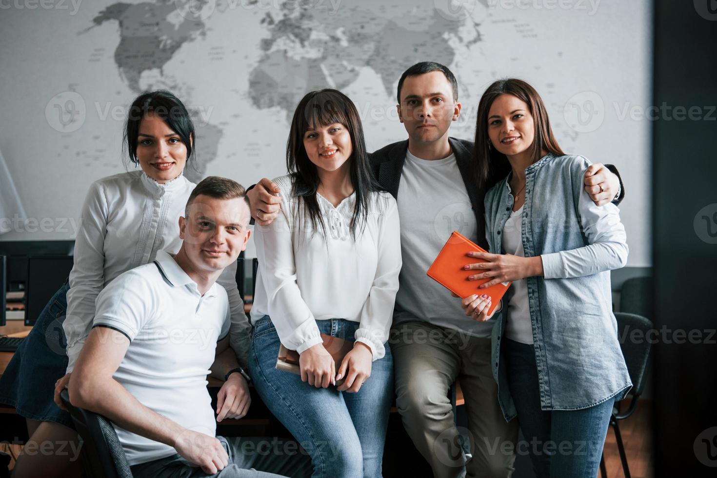 succesvol team van jonge freelancers poseren voor de fotografie na het werk foto