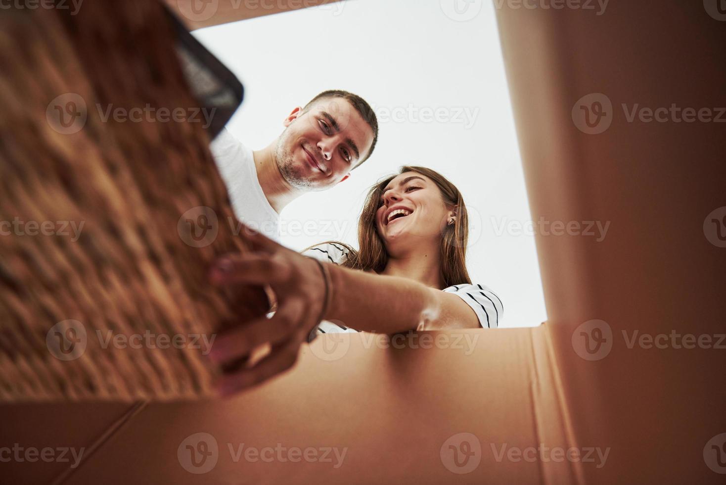 twee mensen looks naar beneden in de doos. opvatting van in beweging foto