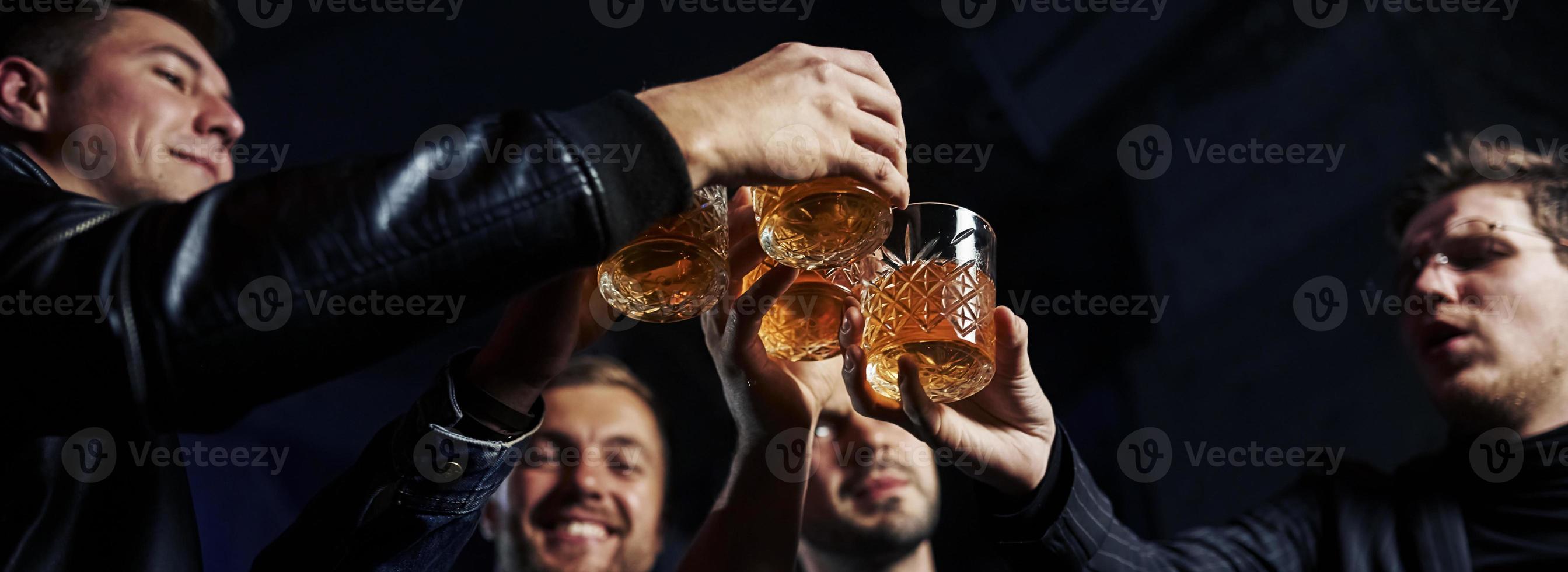 opvatting van nachtleven. mensen hebben pret in de club. met alcohol in handen foto