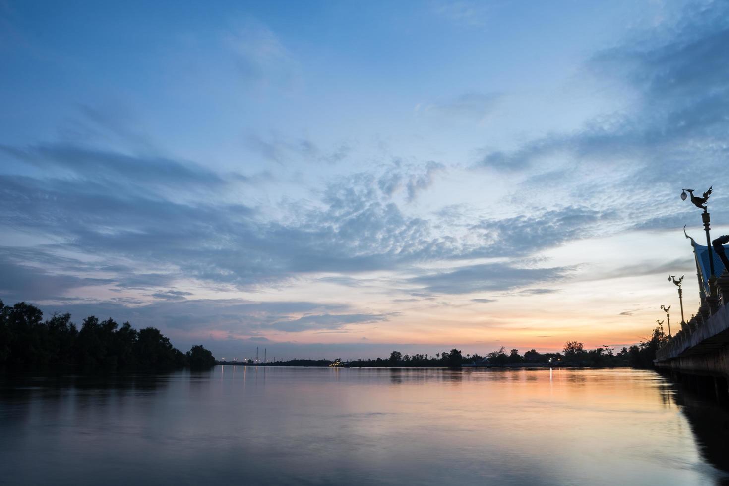 zonsondergang bij de rivier foto