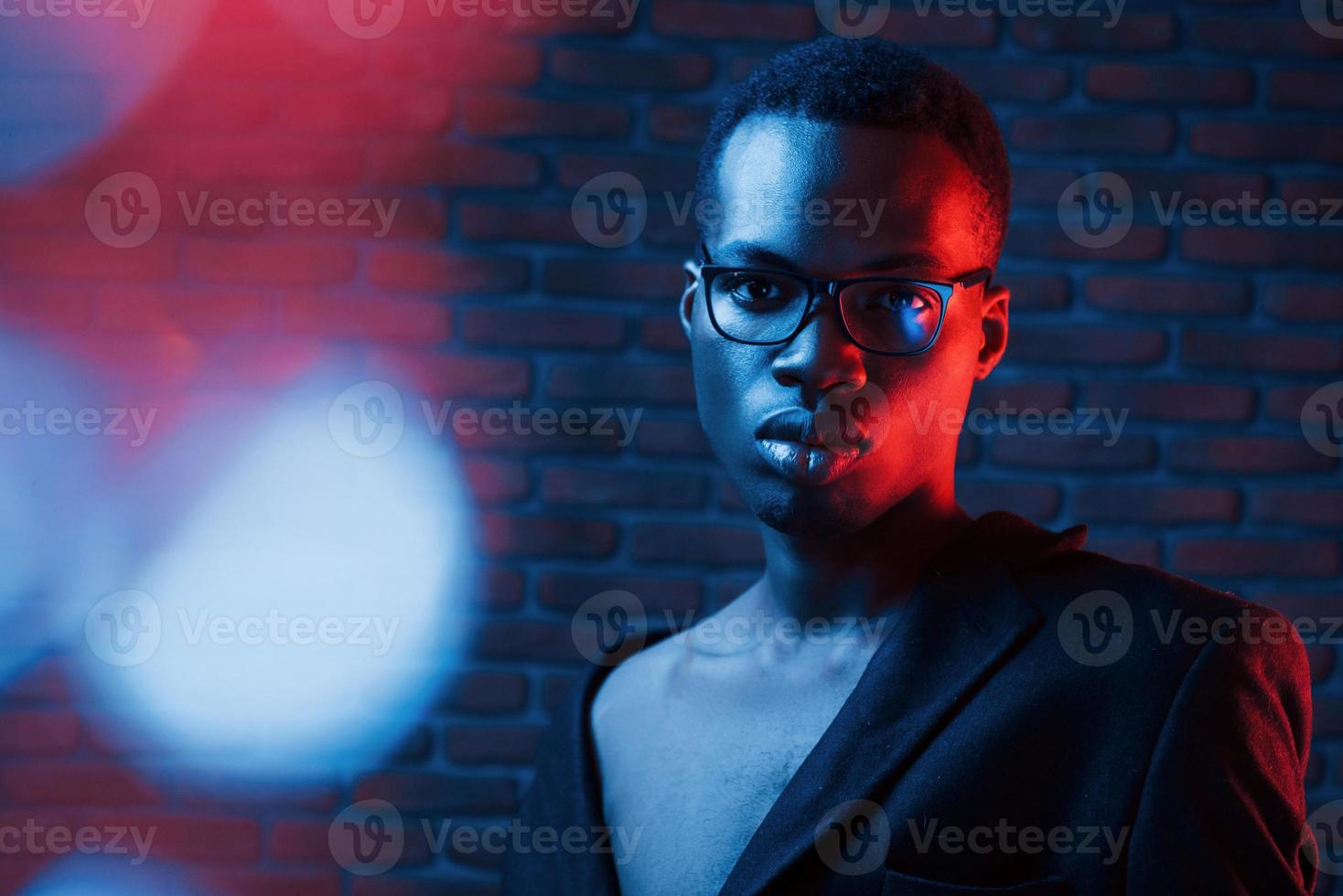 licht knippert. futuristische neon. jong Afrikaanse Amerikaans Mens in de studio foto
