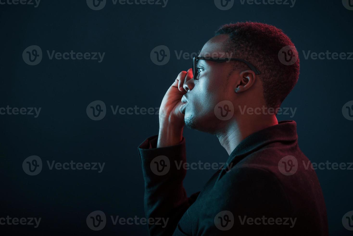 mode model. futuristische neon verlichting. jong Afrikaanse Amerikaans Mens in de studio foto