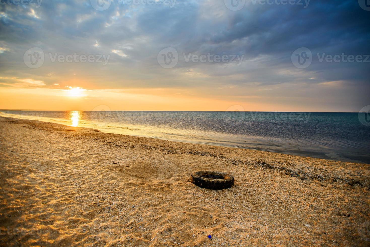 zonsopgang in de zee foto