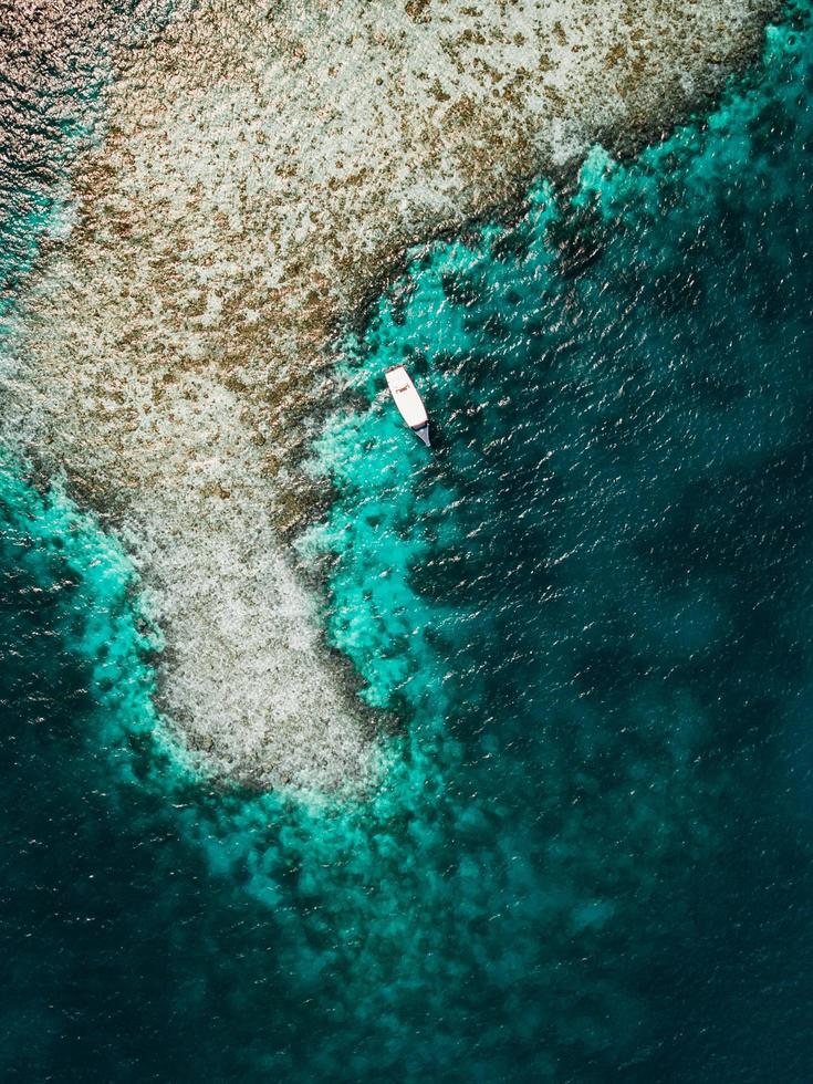 luchtfoto van een boot in de buurt van de kust foto