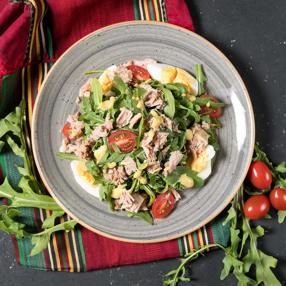 kippenvlees met kruidensalade bovenaanzicht foto