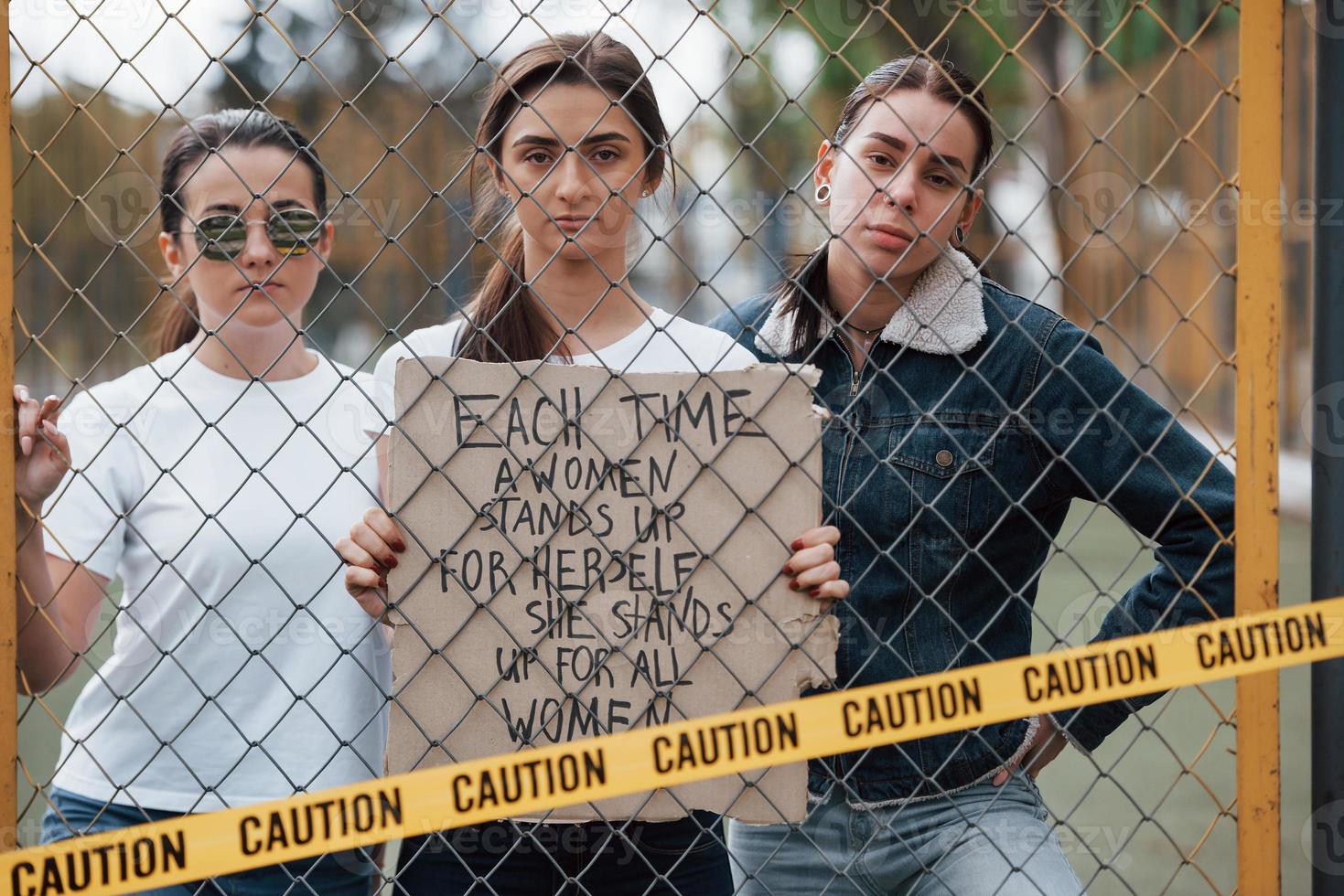 opvatting van feminisme. groep van Dames hebben protest voor hun rechten buitenshuis foto