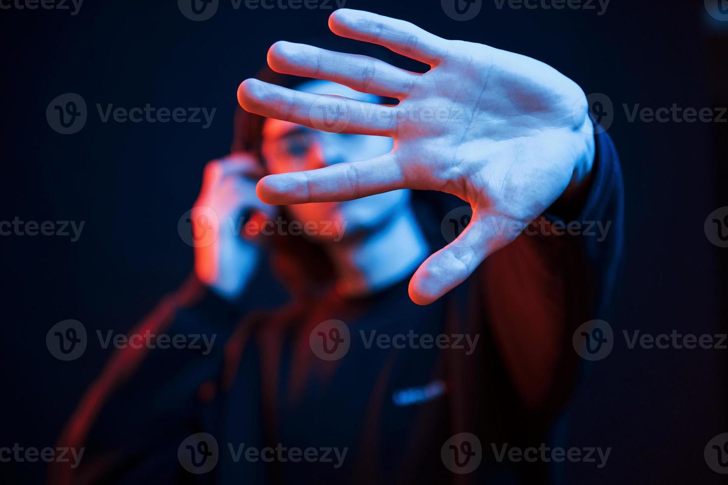 gefocust foto. studio schot in donker studio met neon licht. portret van echt Mens foto