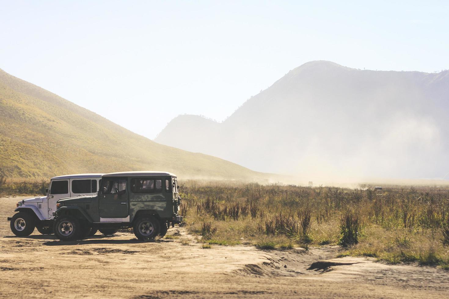 Oost-Java, Indonesië, 2020 - twee SUV's in de buurt van bergen gedurende de dag foto