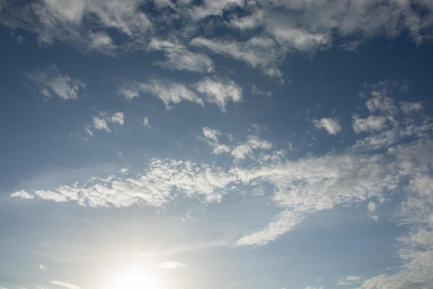 blauwe lucht met wolken foto