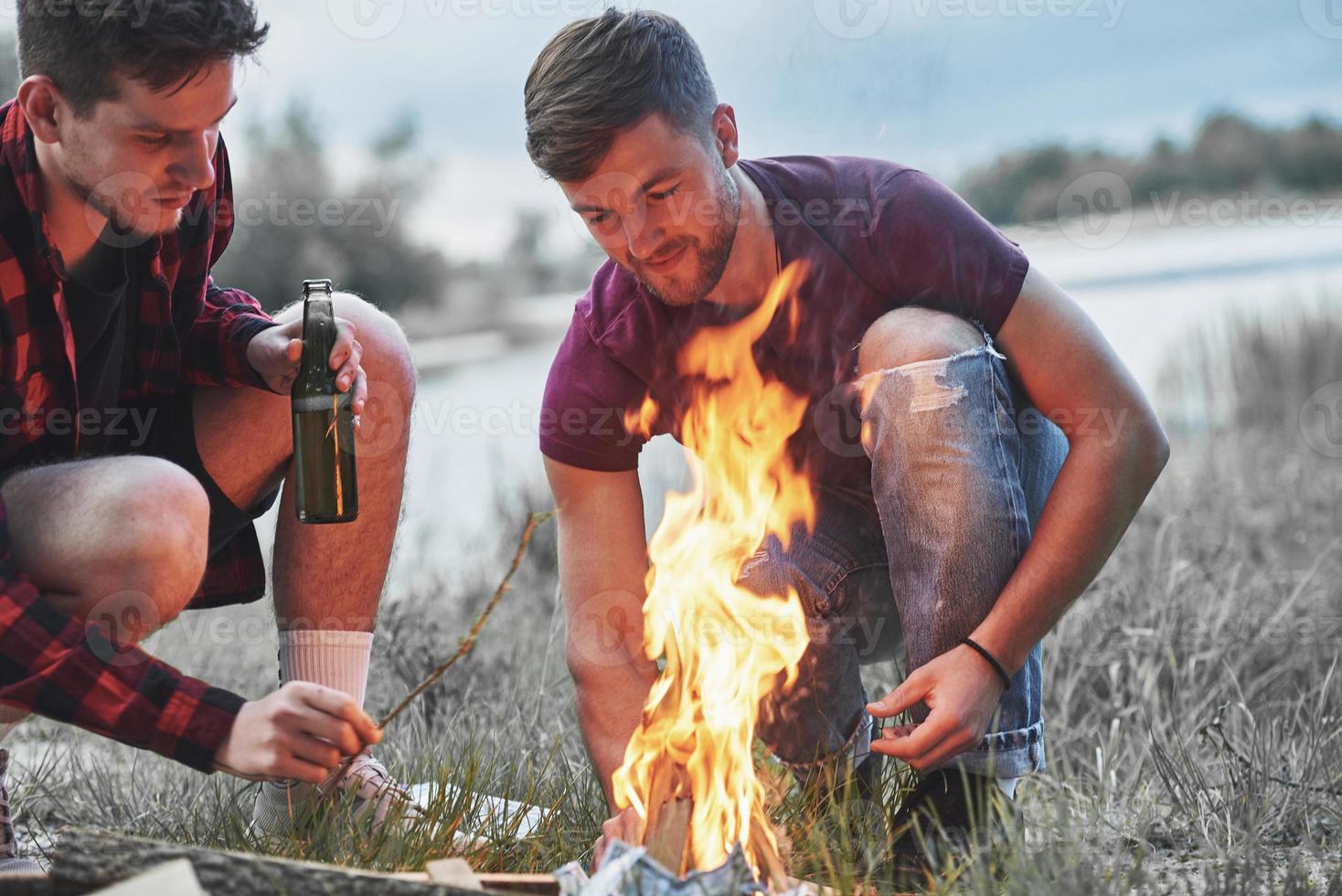 mooi brand. groep van mensen hebben picknick Aan de strand. vrienden hebben pret Bij weekend tijd foto