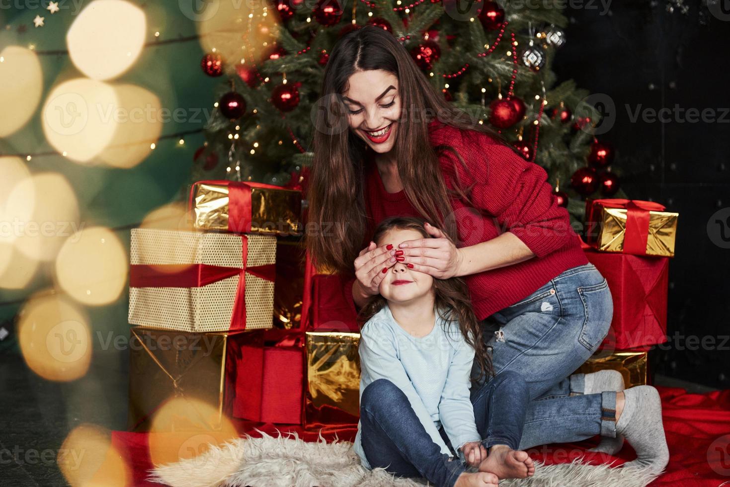 Raad eens wat ik hebben bereid voor jij. worden klaar voor verrassing. jong vrouw covers haar dochter ogen naar geven de geschenk foto