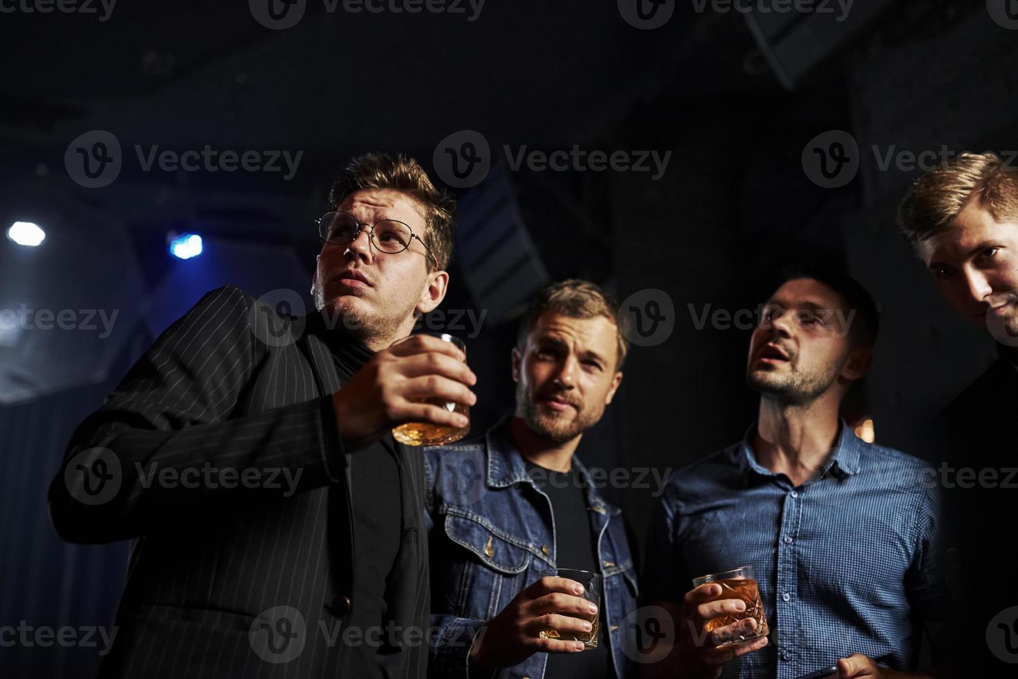 opvatting van nachtleven. mensen hebben pret in de club. met alcohol in handen foto