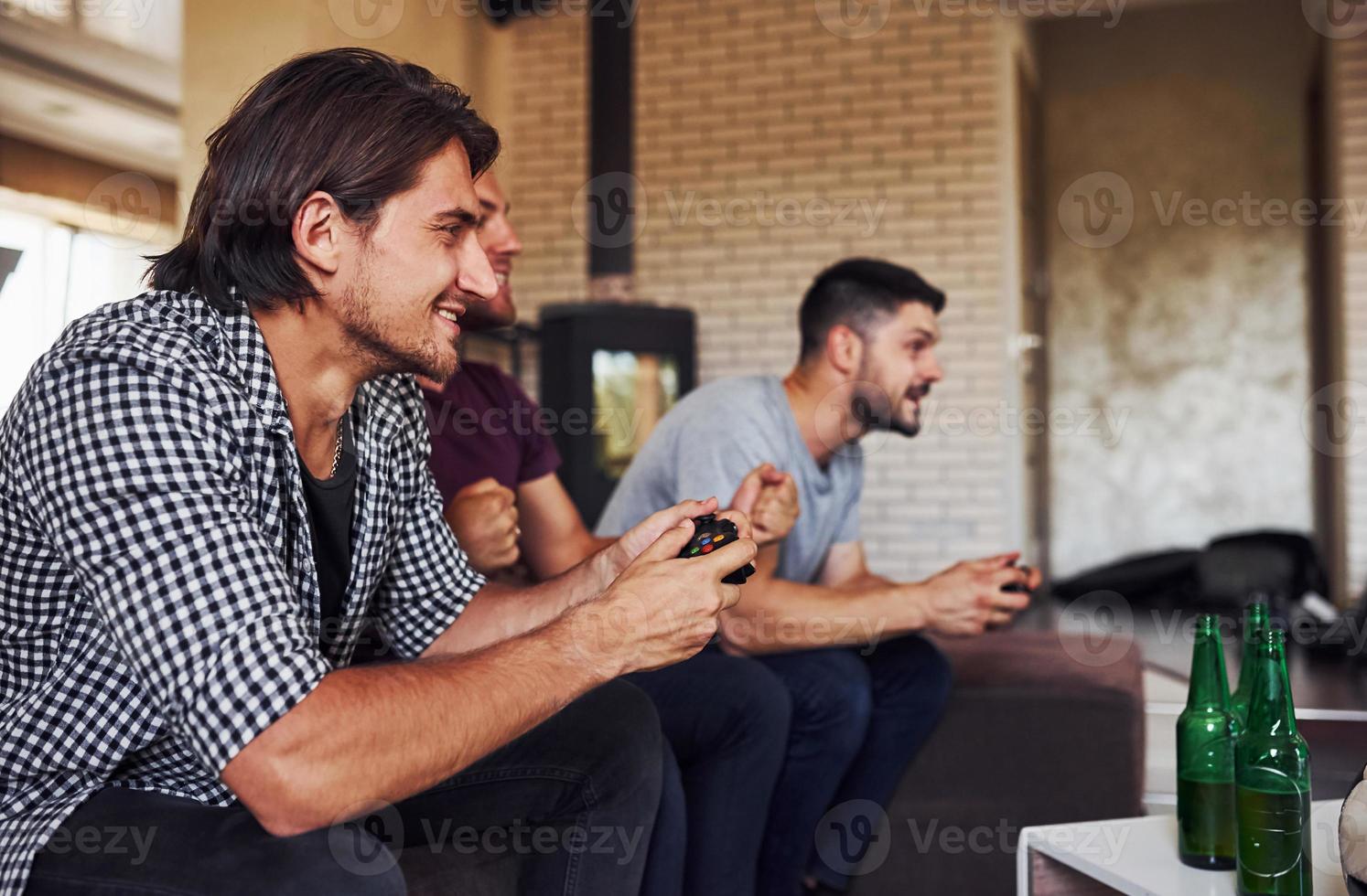 kant visie. groep van vrienden hebben pret spelen troosten spel binnenshuis Bij leven kamer foto