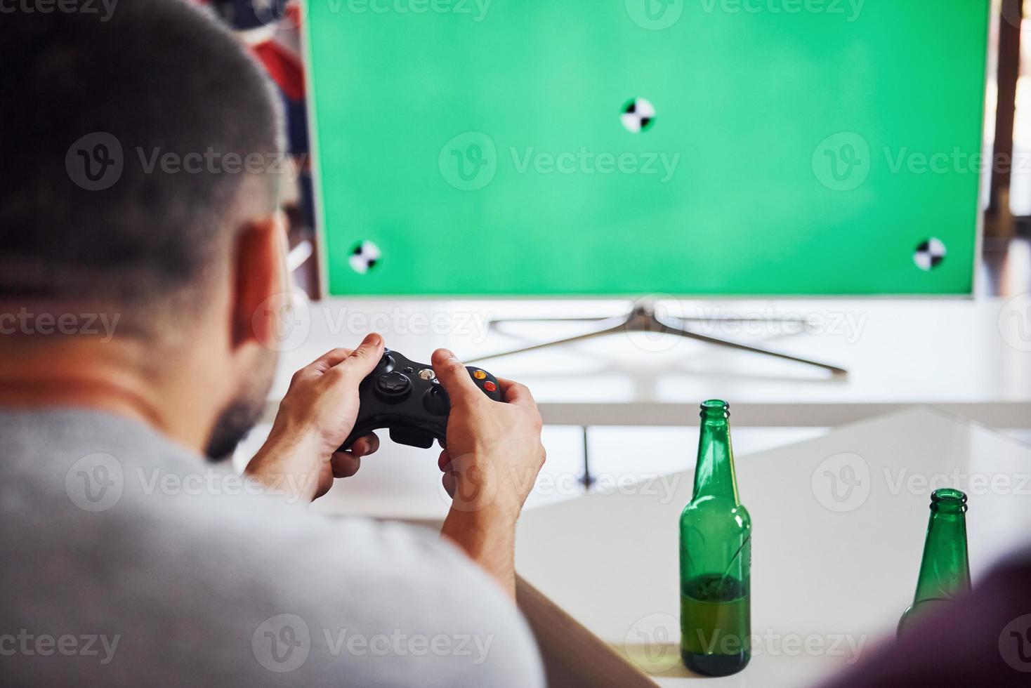 groep van vrienden hebben pret spelen troosten spel binnenshuis Bij leven kamer foto