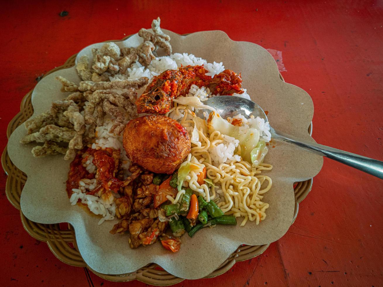gemengd rijst. een populair Indonesisch specialiteit rijst- maaltijd met divers kant gerechten geserveerd met rijst- en anderen net zo optioneel toevoegingen. foto