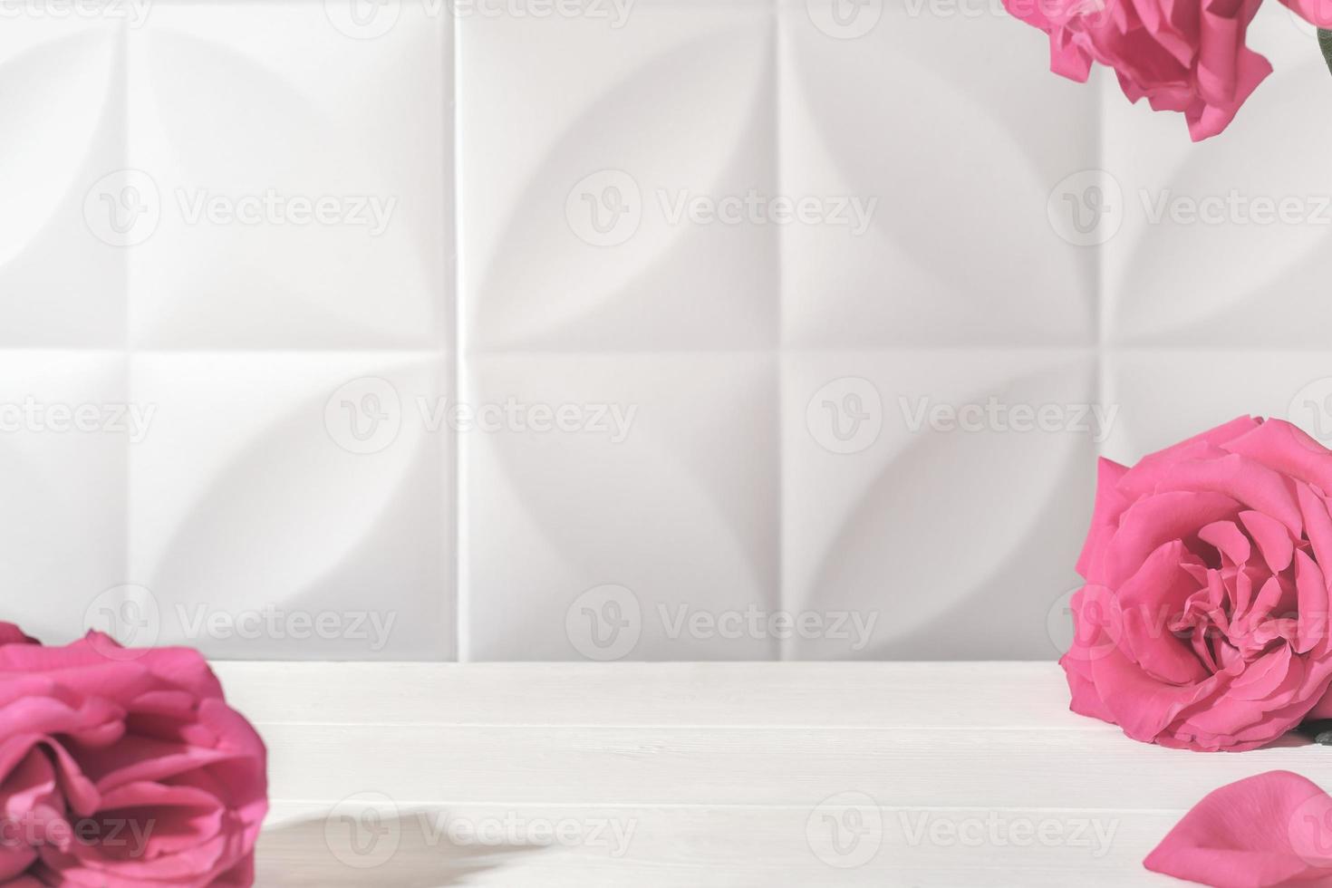 badkamer plank sjabloon met tegel achtergrond en vers res. kunstmatig en schoonmaak Product Scherm, vitrine voor presentatie. foto