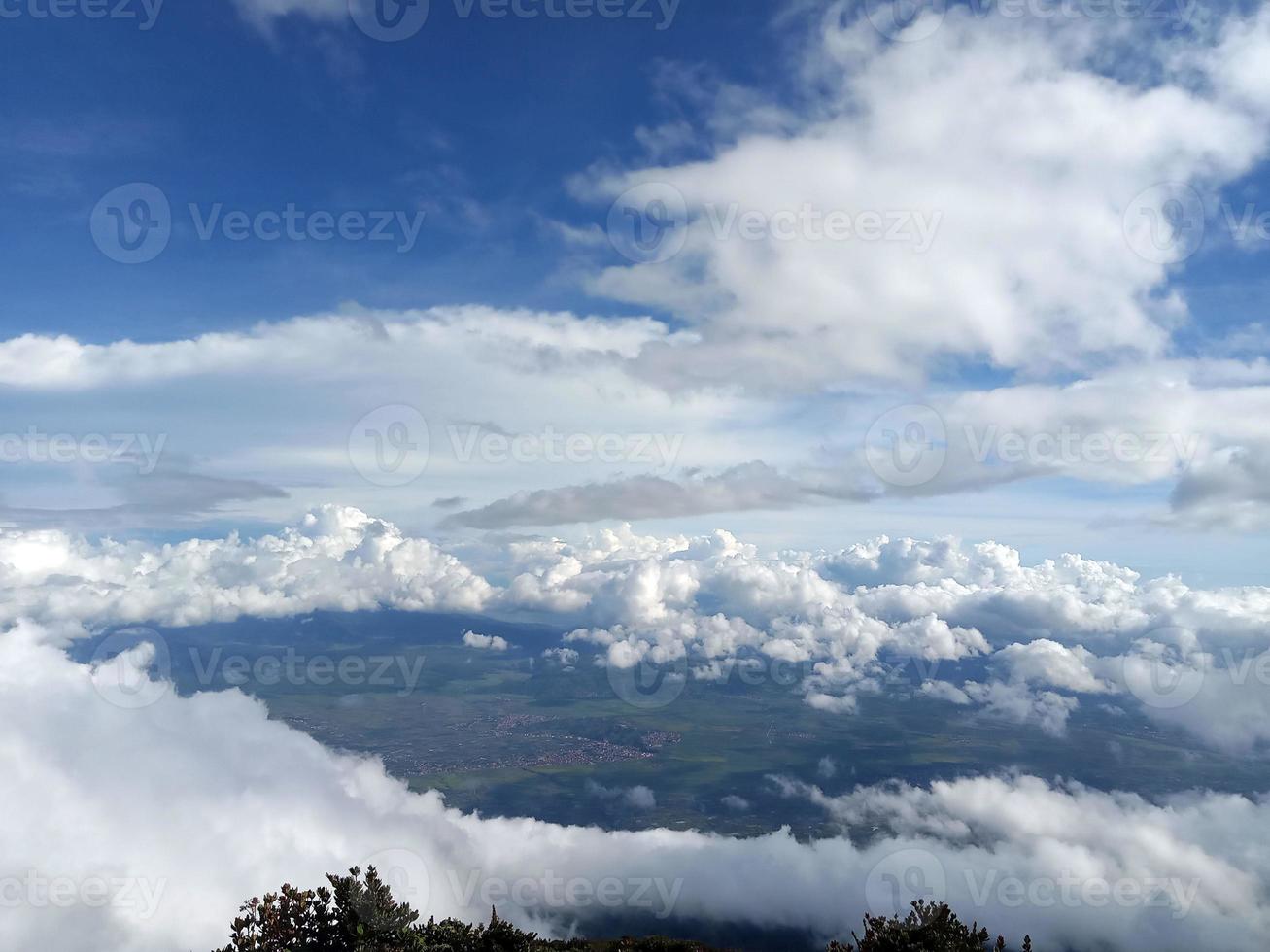 de visie bovenstaand de wolk tops van monteren kerinci 3805 masl foto