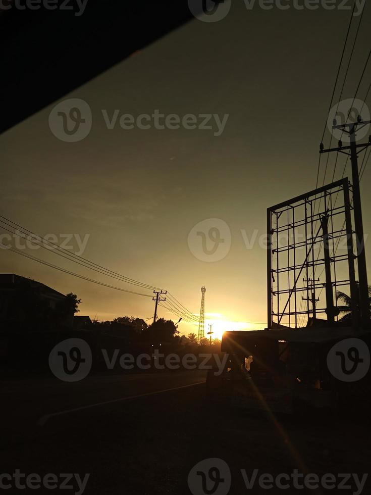 elektrisch kabel toren gouden zonsondergang silhouet foto