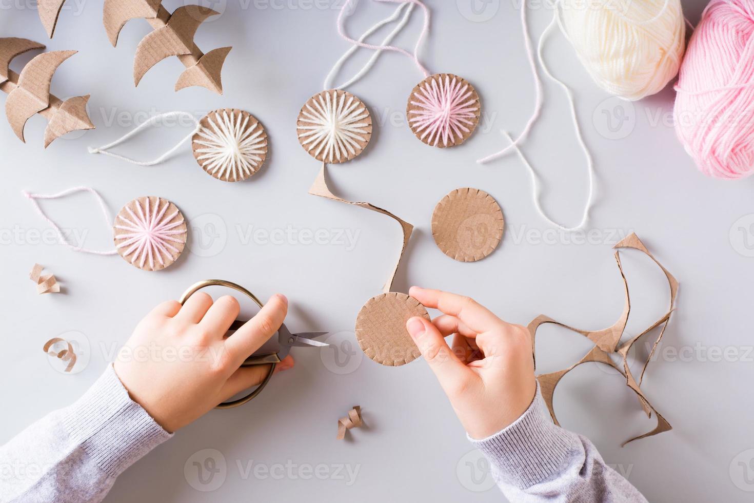 kinderen handen besnoeiing karton cirkels voor diy Kerstmis handgemaakt decoraties. top visie. foto