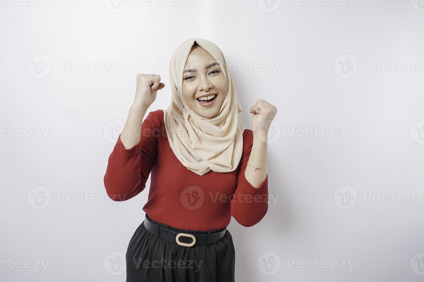 een jong Aziatisch moslim vrouw met een gelukkig geslaagd uitdrukking vervelend een hijab geïsoleerd door wit achtergrond foto