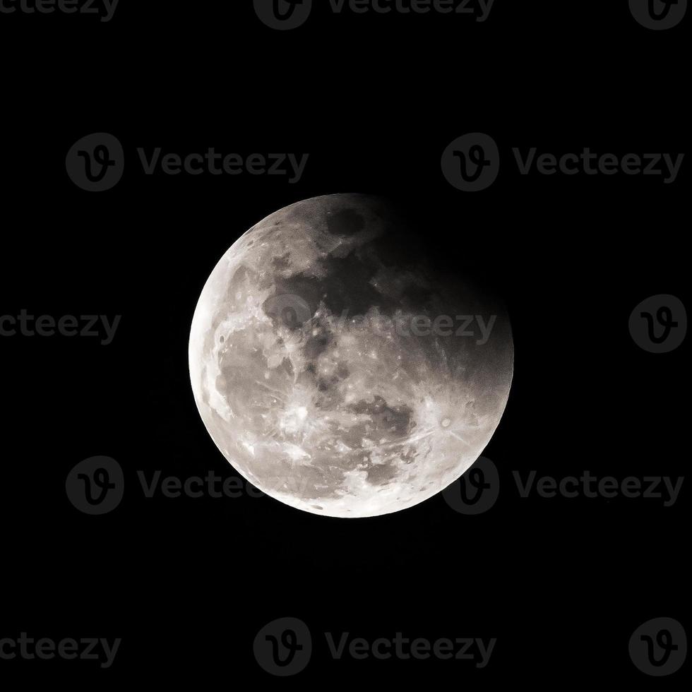 maan Aan de donker nacht donker achtergrond foto