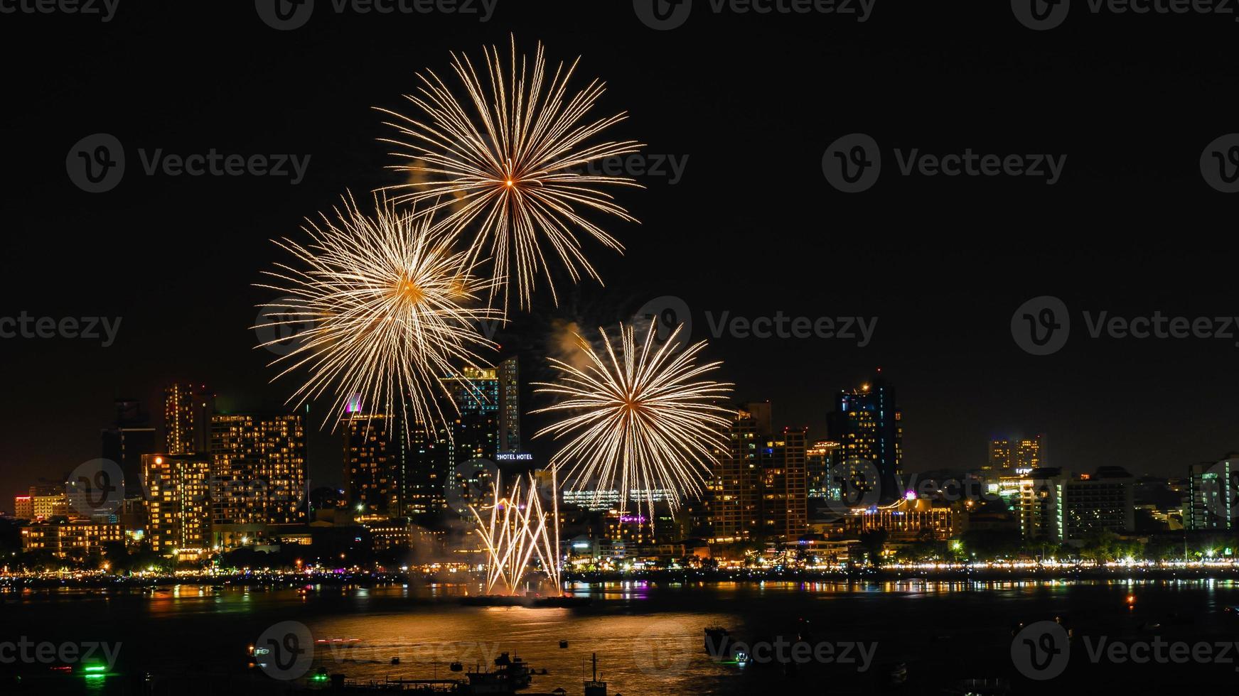 abstract gekleurde vuurwerk achtergrond licht omhoog de lucht met oogverblindend Scherm foto