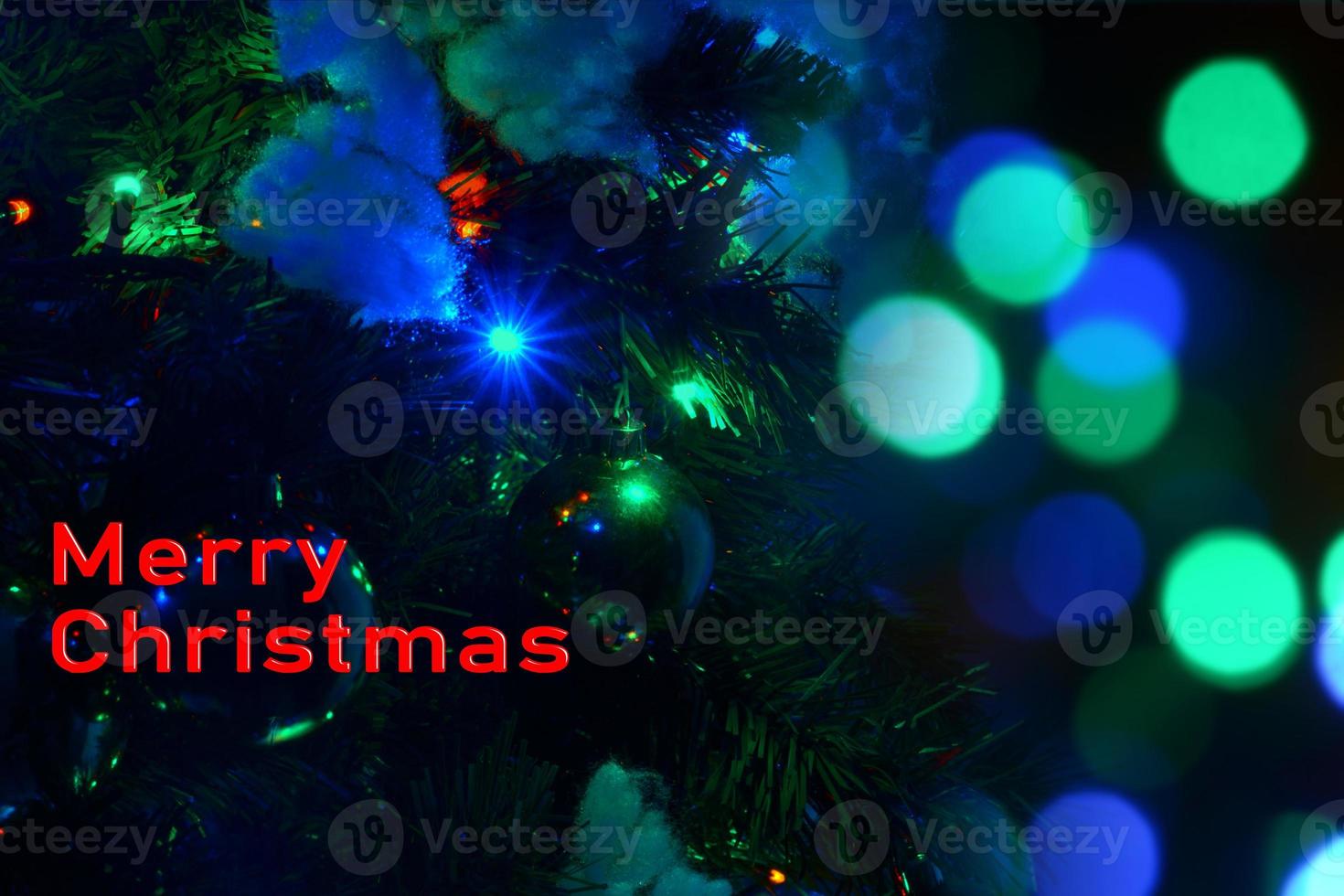versierd Kerstmis boom Aan een wazig achtergrond. achtergrond van een versierd Kerstmis boom , groet kaart van een Kerstmis boom met decoratie . foto