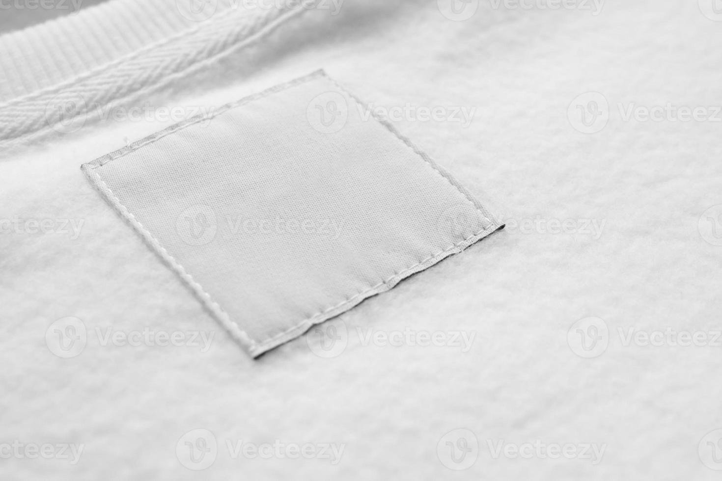 blanco wit wasserij zorg kleren etiket Aan kleding stof structuur achtergrond foto