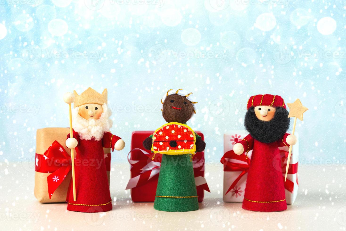 de drie wijs mannen met Kerstmis cadeaus en sneeuwvlokken. concept voor reyes magos dag drie wijs mannen foto