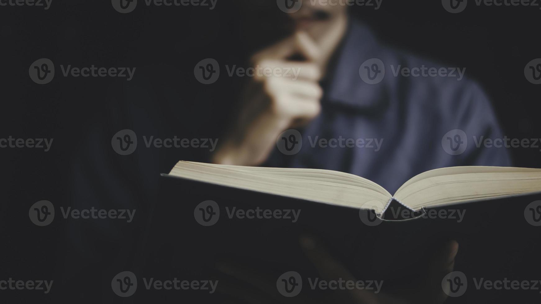 zakenman Holding een boek of Bijbel naar lezen denken probleem oplossen. bedrijf wedstrijd planning teamwerk, internationaal boek, ideeën en wedstrijd en strategie, bedrijf succes concept foto